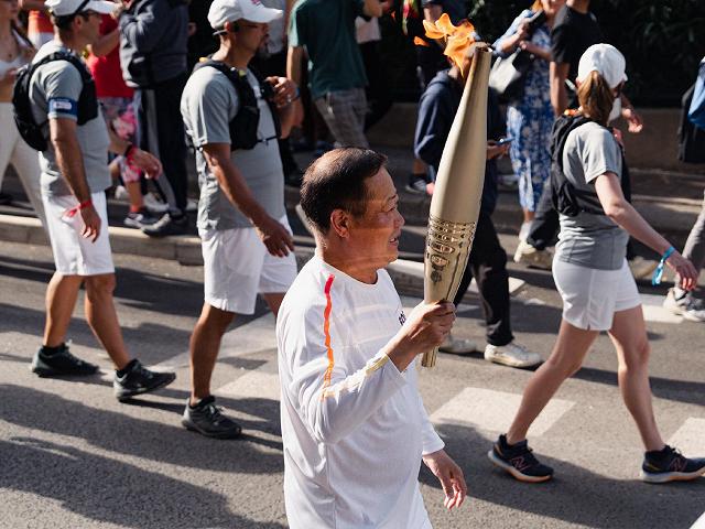 中国籍火炬手在巴黎奥运会火炬传递中登场 